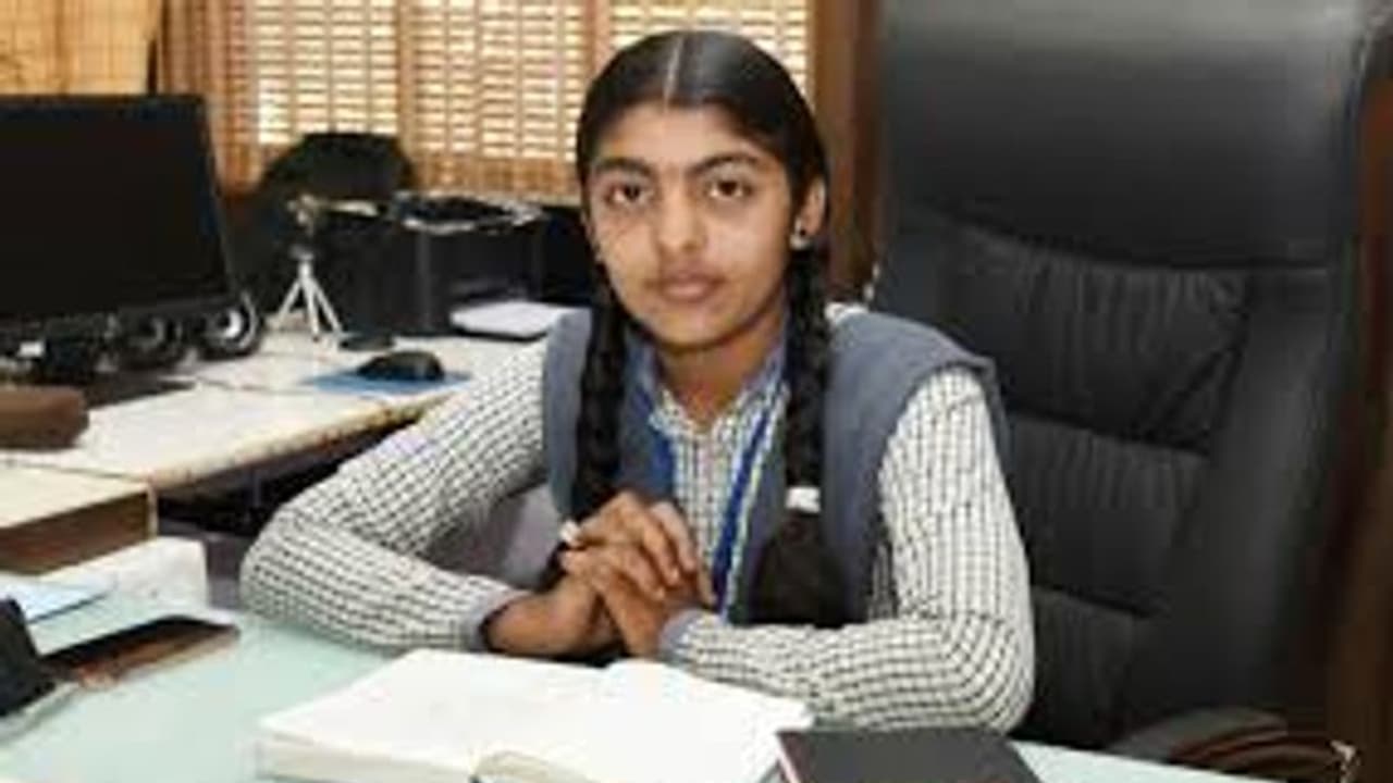 சர்வதேச பெண்கள் தினத்தை முன்னிட்டு, ஒரு நாள் கலெக்டராக செயல்பட்ட மகாராஷ்டிரா பள்ளி மாணவி.... சர்வதேச பெண்கள் தினத்தை முன்னிட்டு, ஒரு நாள் கலெக்டராக செயல்பட்ட மகாராஷ்டிரா பள்ளி மாணவி....