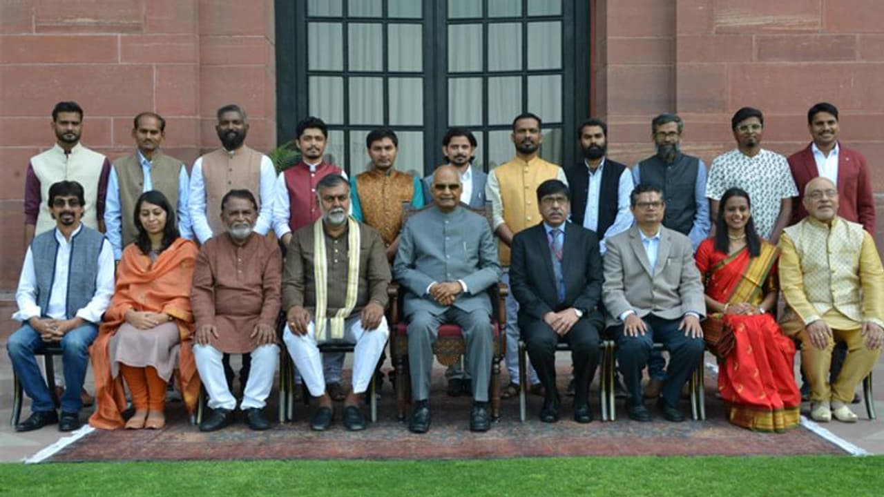 राष्ट्रपति ने 61वें ललित कला अकादमी पुरस्कार में 15 कलाकारों को किया सम्मानित राष्ट्रपति ने 61वें ललित कला अकादमी पुरस्कार में 15 कलाकारों को किया सम्मानित