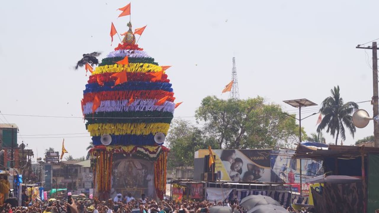 ಶಿರಸಿ ಮಾರಿಕಾಂಬೆಯ ಅದ್ಧೂರಿ ಜಾತ್ರೆ: ಲಡ್ಡುವಿಗೆ ಬಹು ಬೇಡಿಕೆ ಶಿರಸಿ ಮಾರಿಕಾಂಬೆಯ ಅದ್ಧೂರಿ ಜಾತ್ರೆ: ಲಡ್ಡುವಿಗೆ ಬಹು ಬೇಡಿಕೆ