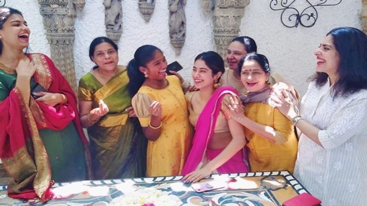 శ్రీదేవి ద్వితీయ వర్థంతి: 'అమ్మా నువ్విక్కడే ఉండాలి'.. చెన్నైలో జాన్వీ ఎమోషనల్ శ్రీదేవి ద్వితీయ వర్థంతి: 'అమ్మా నువ్విక్కడే ఉండాలి'.. చెన్నైలో జాన్వీ ఎమోషనల్