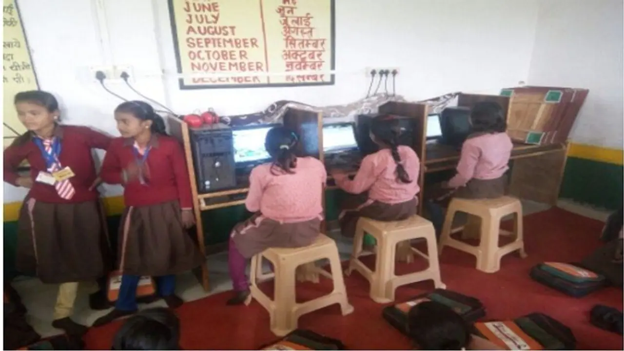 భేష్... కూతుర్ని గవర్నమెంట్ స్కూల్లో చేర్చించిన ఎమ్మార్వో... భేష్... కూతుర్ని గవర్నమెంట్ స్కూల్లో చేర్చించిన ఎమ్మార్వో...