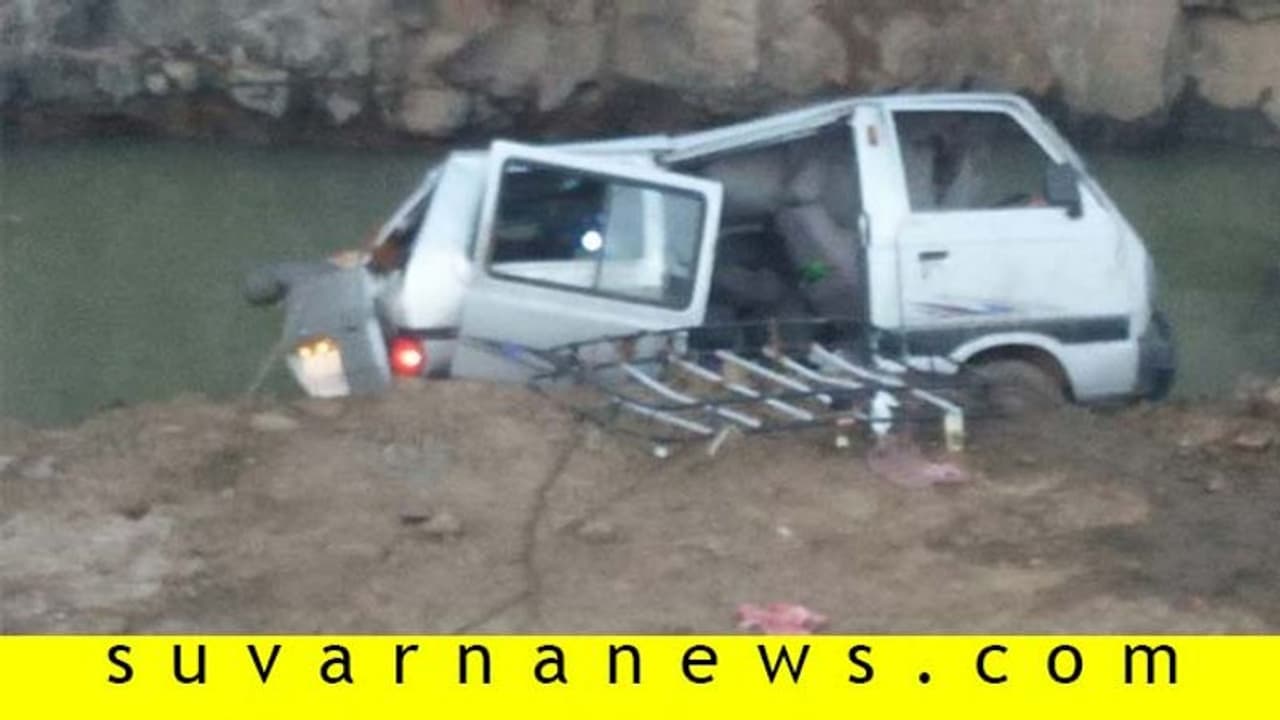 ಓಮಿನಿ ವ್ಯಾನ್‌ಗೆ ಖಾಸಗಿ ಬಸ್ ಡಿಕ್ಕಿ: ಮೂರು ವರ್ಷದ ಕಂದಮ್ಮ ಸೇರಿ ಇಬ್ಬರ ಸಾವು