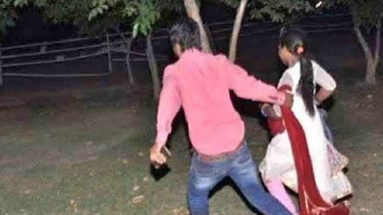 प्रेमी से ही शादी की जिद पर अड़ी युवती, न मानने पर घर वालों ने तैयार कर डाला ये खौफनाक प्लान प्रेमी से ही शादी की जिद पर अड़ी युवती, न मानने पर घर वालों ने तैयार कर डाला ये खौफनाक प्लान