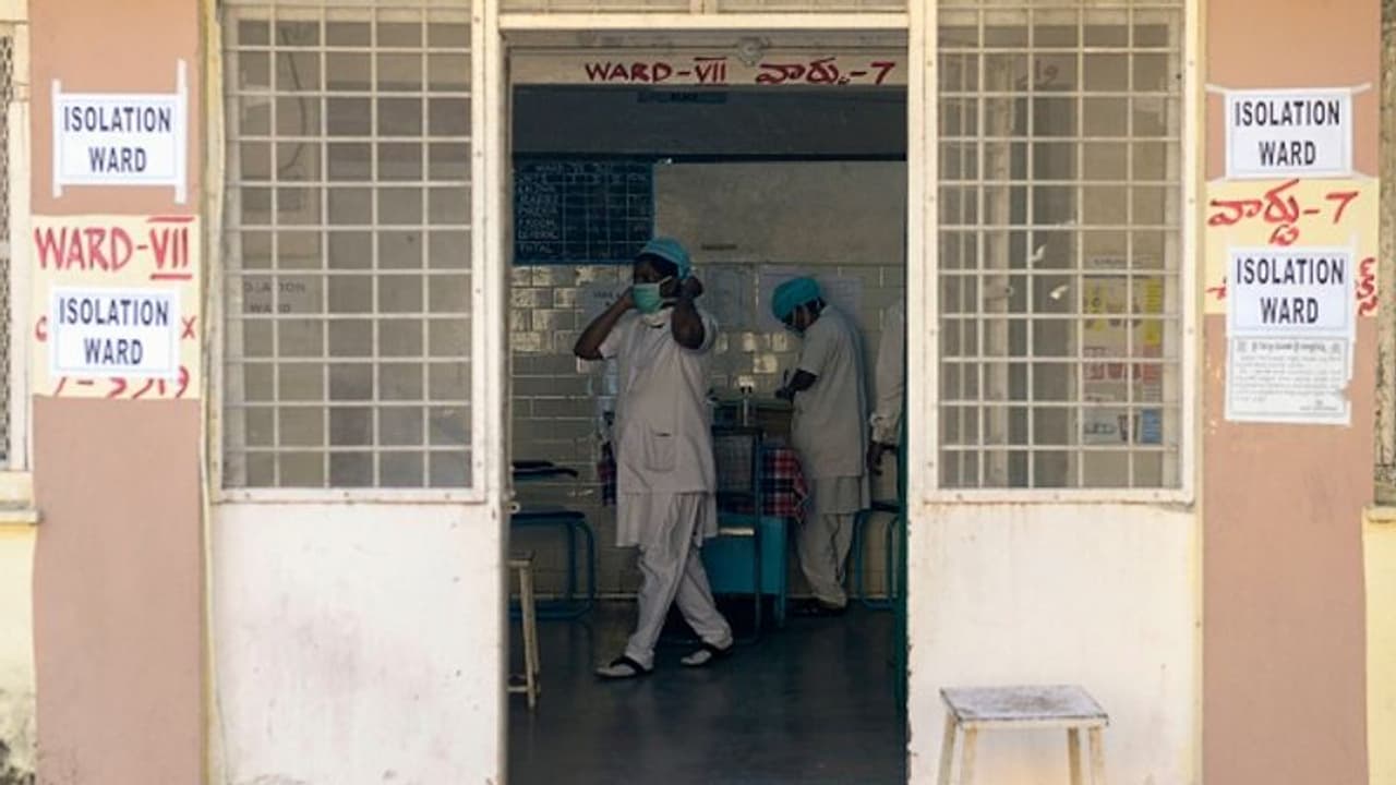 కరోనా ఎఫెక్ట్: లేడీ కండక్టర్ ను బస్సు నుంచి దింపేసి.. ఆస్పత్రికి... కరోనా ఎఫెక్ట్: లేడీ కండక్టర్ ను బస్సు నుంచి దింపేసి.. ఆస్పత్రికి...