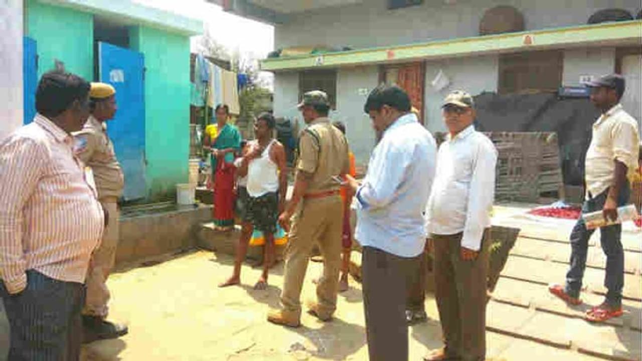 चुपके से करा रहे थे नाबालिग लड़की की शादी, लेकिन दुल्हन ने कर दिया पुलिस को मैसेज, फिर.... चुपके से करा रहे थे नाबालिग लड़की की शादी, लेकिन दुल्हन ने कर दिया पुलिस को मैसेज, फिर....