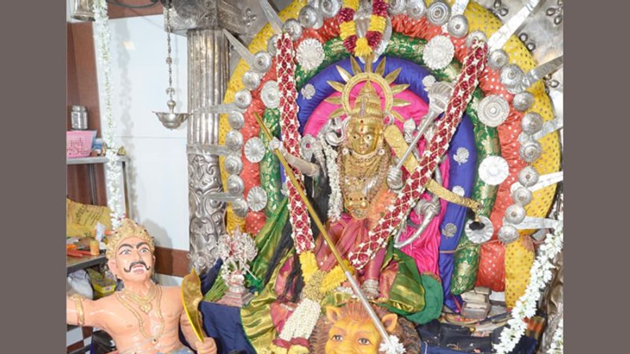 ದುರ್ಗಾಂಬಿಕ ಜಾತ್ರೆಯಲ್ಲಿ ಬೆತ್ತಲಾಗಿ ಸೇವೆ ಸಲ್ಲಿಸಿದ ಭಕ್ತರು