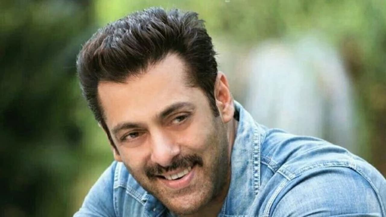 করোনায় গৃহবন্দি সলমন খান, সময় কাটাচ্ছেন প্রথম প্রেমের সঙ্গেই করোনায় গৃহবন্দি সলমন খান, সময় কাটাচ্ছেন প্রথম প্রেমের সঙ্গেই