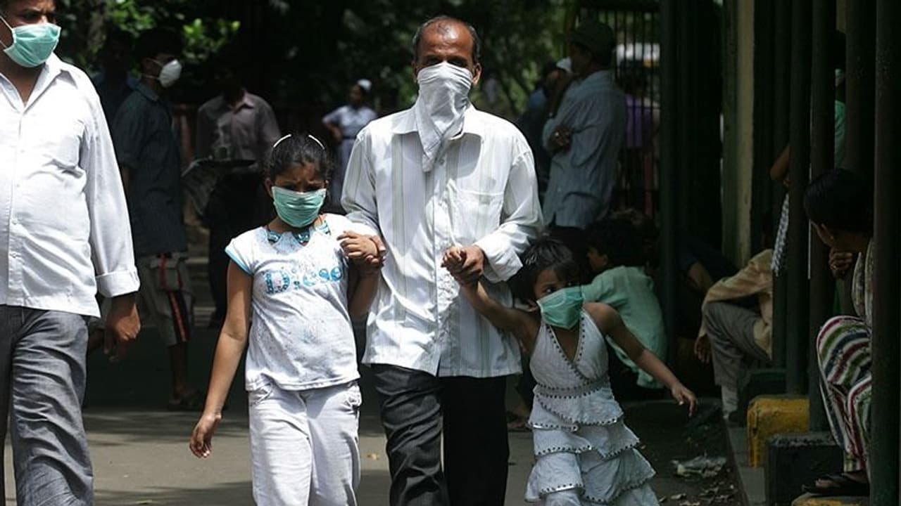 বেঙ্গালুরু তে স্বামী করোনাভাইরাসে আক্রান্ত, আগ্রায় দোল খেলতে চলে গেলেন স্ত্রী