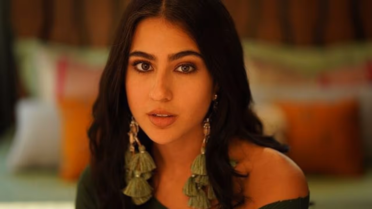 'Non Hindu' Sara Ali Khan stirs up controversy with Kashi Vishwanath temple visit