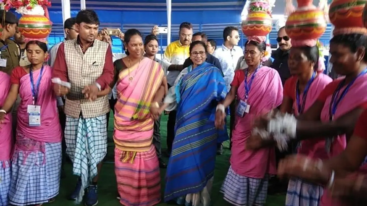 মালদহে গণবিবাহ আসর, আদিবাসীদের সঙ্গে নাচলেন মুখ্যমন্ত্রী মালদহে গণবিবাহ আসর, আদিবাসীদের সঙ্গে নাচলেন মুখ্যমন্ত্রী