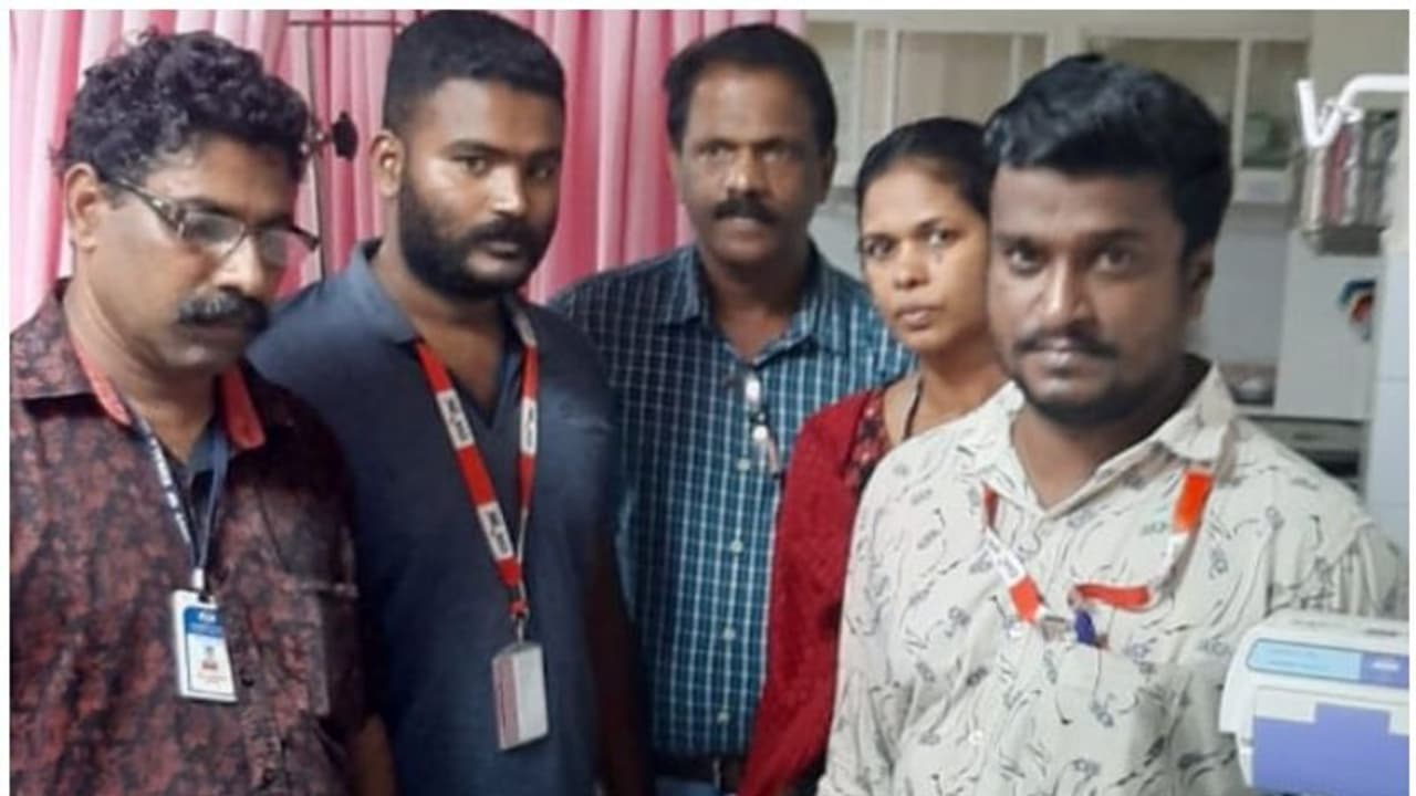 ഏഴാം മാസം വീട്ടിൽ പ്രസവിച്ച യുവതിക്ക് രക്ഷകരായി കനിവ് 108 ആംബുലൻസും നഴ്സും ഏഴാം മാസം വീട്ടിൽ പ്രസവിച്ച യുവതിക്ക് രക്ഷകരായി കനിവ് 108 ആംബുലൻസും നഴ്സും