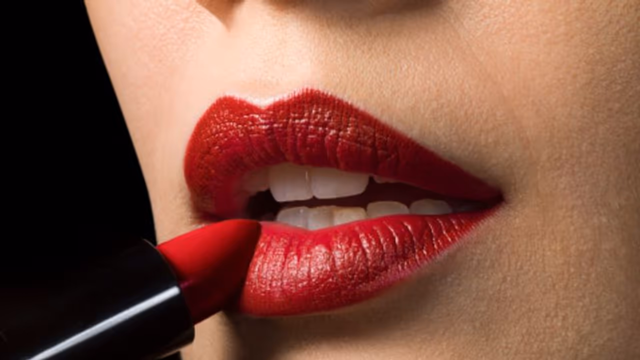 Health Tips: মেয়াদোত্তীর্ণ লিপস্টিক ভুলেও ঠোঁটে ছোঁয়াবেন না, একবার ব্যবহারেই আক্রান্ত হতে পারেন রোগে Health Tips: মেয়াদোত্তীর্ণ লিপস্টিক ভুলেও ঠোঁটে ছোঁয়াবেন না, একবার ব্যবহারেই আক্রান্ত হতে পারেন রোগে