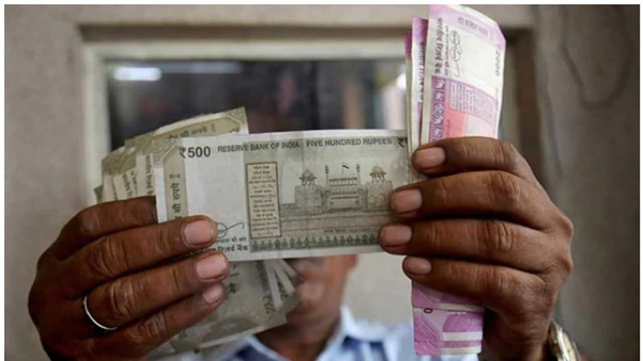 പ്രൊവിഡന്‍റ് ഫണ്ട് പലിശനിരക്ക് കുറച്ചു, കാരണം സാമ്പത്തിക പ്രതിസന്ധിയെന്ന് വിശദീകരണം