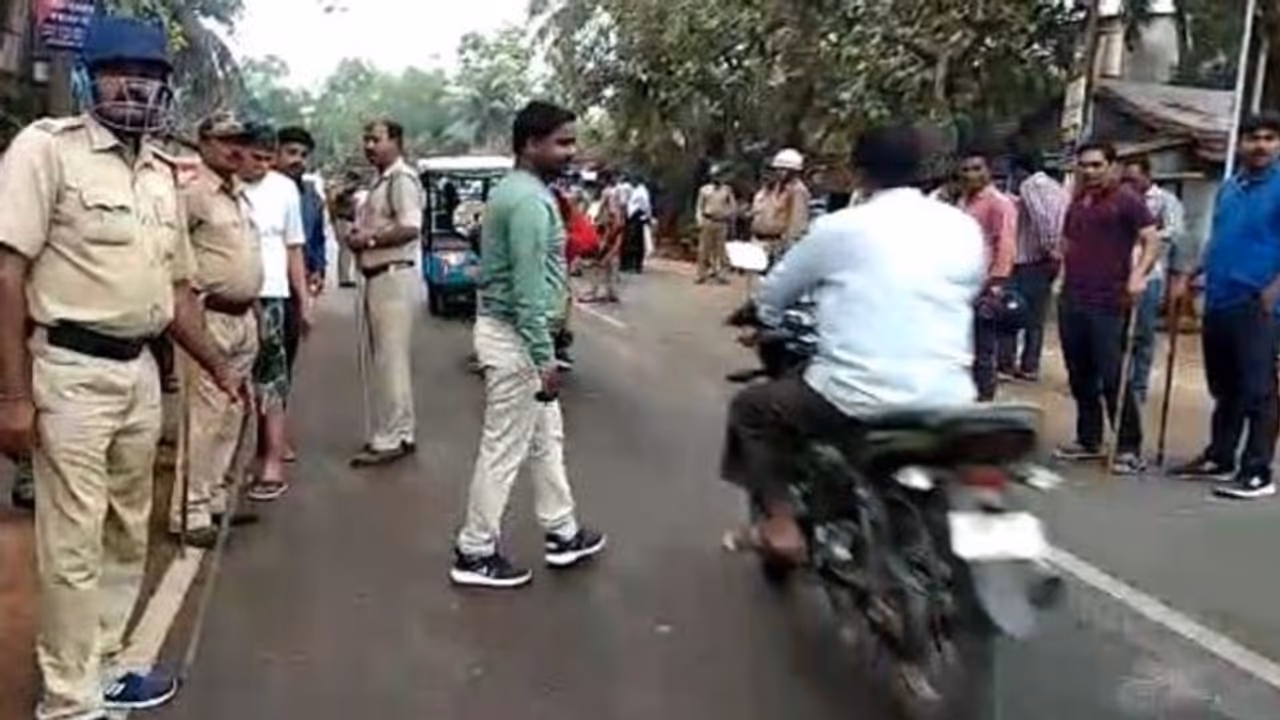 গাড়ির ধাক্কায় উচ্চ মাধ্যমিক ছাত্রীর মৃত্যু, শোকের ছায়া মহিষাদলে