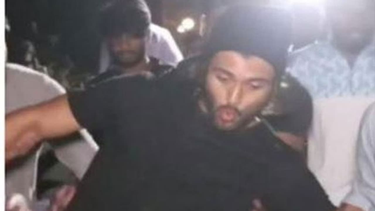 வழுக்கி விழுந்த விஜய் தேவரகொண்டாவை தாங்கி பிடித்த ரசிகர்கள்...! வைரல் வீடியோ..!