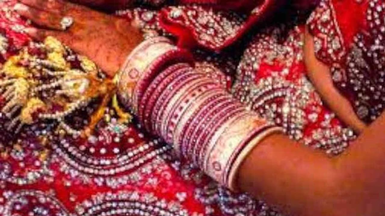 शादी के 15 दिन बाद ही 2 महीने की गर्भवती हुई दुल्हन, बोली मायके गई तो मार डालेंगे शादी के 15 दिन बाद ही 2 महीने की गर्भवती हुई दुल्हन, बोली मायके गई तो मार डालेंगे