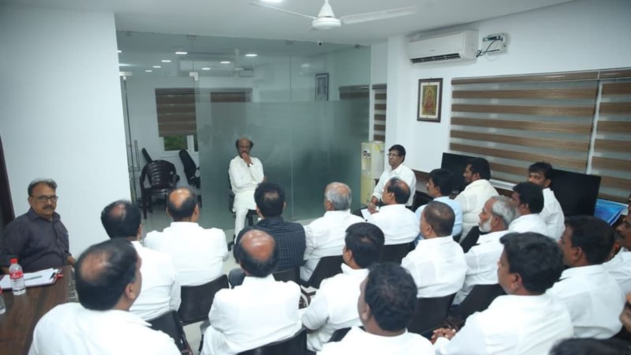 பாண்டே சொன்னதெல்லாம் பொய்... ஒரே போடாய் போட்டுடைத்த ரஜினி மாவட்ட செயலாளர்..! பாண்டே சொன்னதெல்லாம் பொய்... ஒரே போடாய் போட்டுடைத்த ரஜினி மாவட்ட செயலாளர்..!