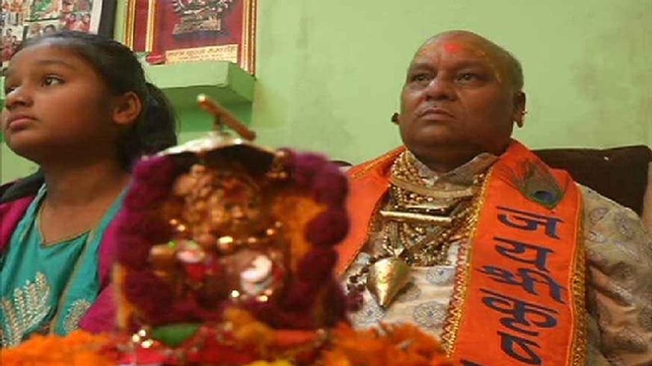 इस सीरियल को देखने के बाद ये शख्स बना गोल्डेन बाबा,10 साल से पहनता है 2kg सोना इस सीरियल को देखने के बाद ये शख्स बना गोल्डेन बाबा,10 साल से पहनता है 2kg सोना