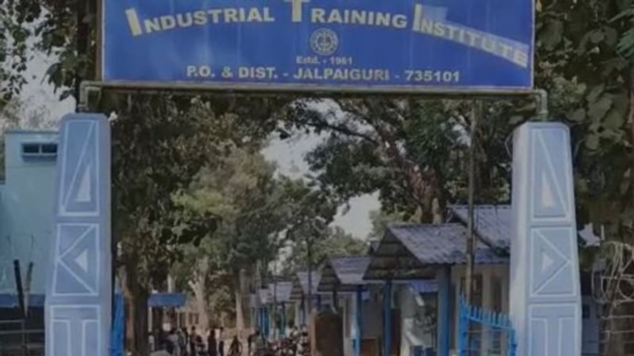 বেতন অনিয়মিত, অভাবের তাড়নায় সরকারি কলেজে আত্মঘাতী অধ্যাপক বেতন অনিয়মিত, অভাবের তাড়নায় সরকারি কলেজে আত্মঘাতী অধ্যাপক