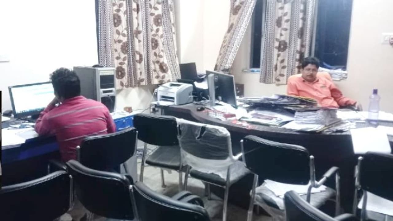 রাতে খোলা সরকারি অফিস, বেআইনি কাজের অভিযোগ কেশপুরে