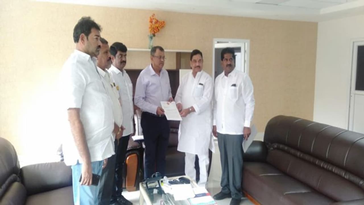 ఆ ఉద్యోగులను స్థానికసంస్థల ఎన్నికలకు దూరంగా వుంచండి...: సీఈసీకి టిడిపి ఫిర్యాదు ఆ ఉద్యోగులను స్థానికసంస్థల ఎన్నికలకు దూరంగా వుంచండి...: సీఈసీకి టిడిపి ఫిర్యాదు