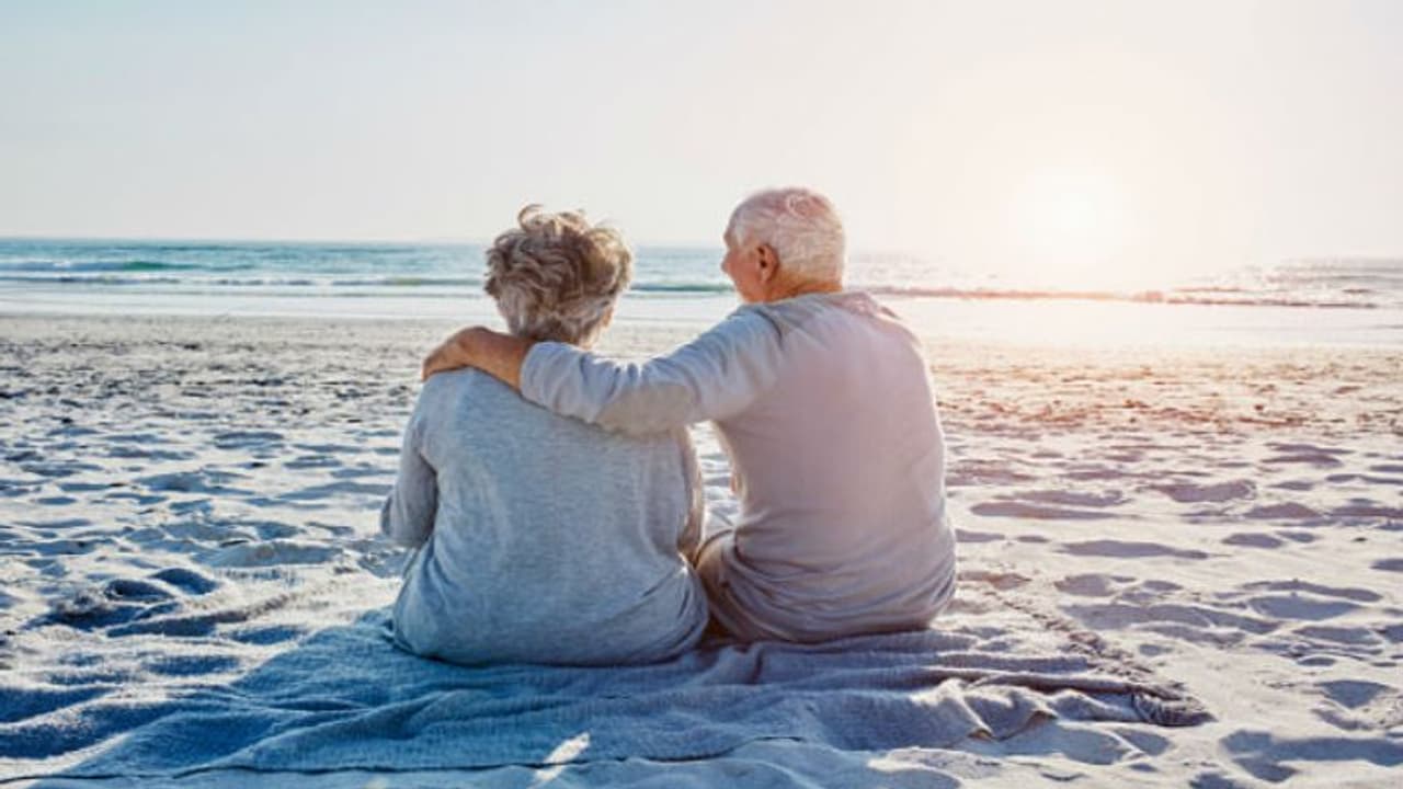 കൊവിഡ് ഭീതിയില് കപ്പല് യാത്ര റദ്ദാക്കി, അവധി ആഘോഷം വീട്ടില് പുനരാവിഷ്കരിച്ച് ദമ്പതികള് കൊവിഡ് ഭീതിയില് കപ്പല് യാത്ര റദ്ദാക്കി, അവധി ആഘോഷം വീട്ടില് പുനരാവിഷ്കരിച്ച് ദമ്പതികള്