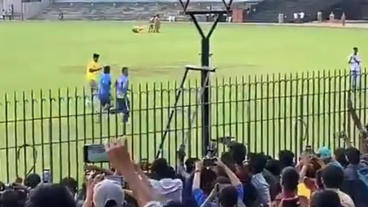 ಧೋನಿ ಅಭ್ಯಾಸ ನೋಡಲು ಕ್ರೀಡಾಂಗಣ ಫುಲ್, ಬ್ಯಾರಿಕೇಡ್ ಹಾರಿದ ಅಭಿಮಾನಿ! ಧೋನಿ ಅಭ್ಯಾಸ ನೋಡಲು ಕ್ರೀಡಾಂಗಣ ಫುಲ್, ಬ್ಯಾರಿಕೇಡ್ ಹಾರಿದ ಅಭಿಮಾನಿ!