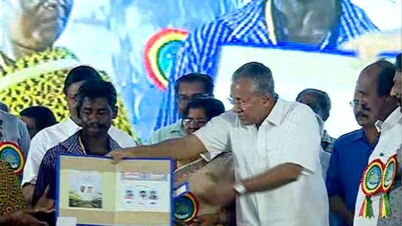 'കേരളത്തിന്റെ സൈന്യത്തിന്' സര്ക്കാരിന്റെ സ്നേഹസമ്മാനം; പാർപ്പിട പദ്ധതി മുഖ്യമന്ത്രി ഉദ്ഘാടനം ചെയ്തു 'കേരളത്തിന്റെ സൈന്യത്തിന്' സര്ക്കാരിന്റെ സ്നേഹസമ്മാനം; പാർപ്പിട പദ്ധതി മുഖ്യമന്ത്രി ഉദ്ഘാടനം ചെയ്തു