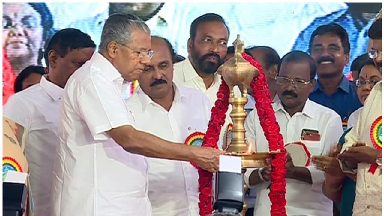 മത്സ്യതൊഴിലാളികള്ക്കായുള്ള പാര്പ്പിട പദ്ധതി മുഖ്യമന്ത്രി ഉദ്ഘാടനം ചെയ്തു മത്സ്യതൊഴിലാളികള്ക്കായുള്ള പാര്പ്പിട പദ്ധതി മുഖ്യമന്ത്രി ഉദ്ഘാടനം ചെയ്തു