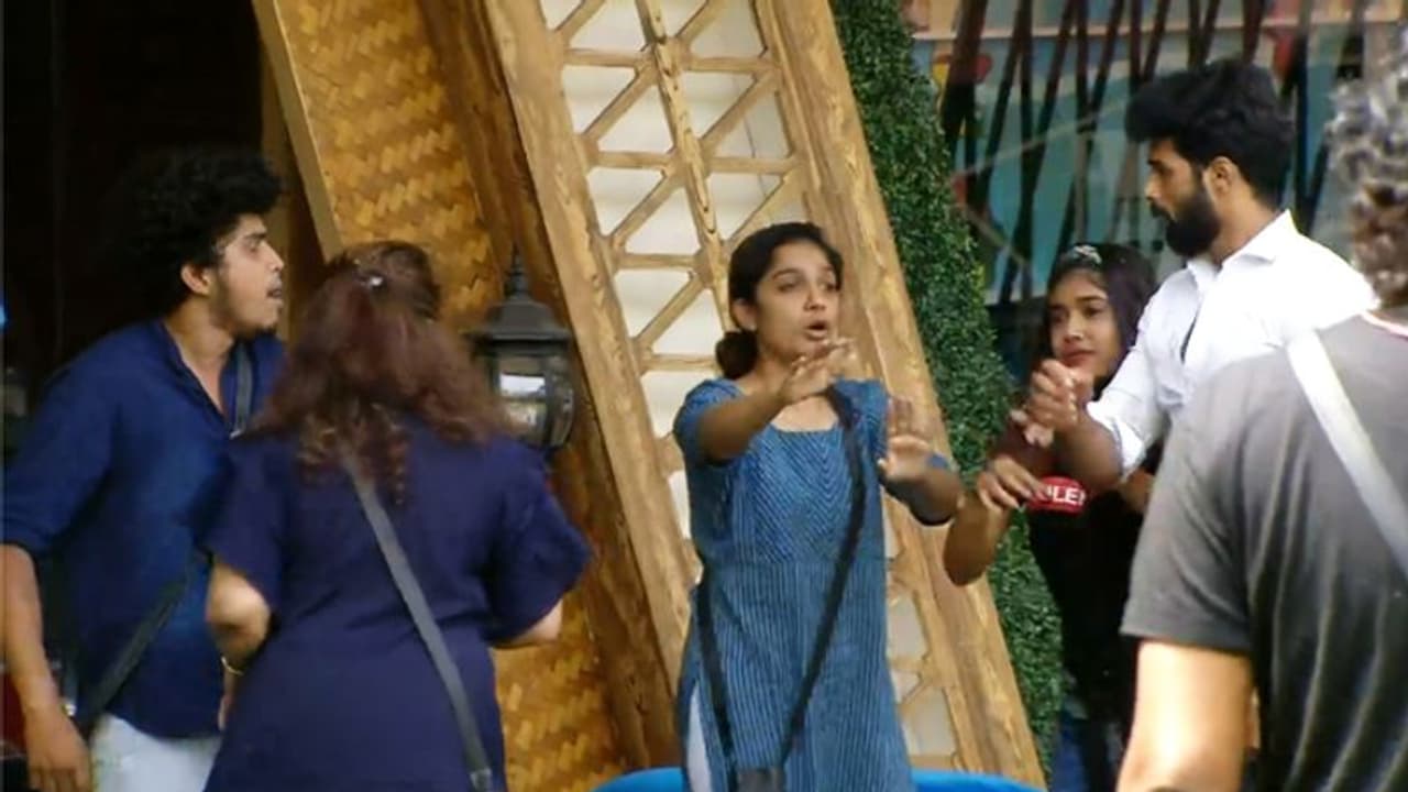 കയ്യാങ്കളികളിലേക്ക് മത്സരാര്ഥികള്; വീക്ക്ലി ടാസ്കും പോയിന്റുകളും റദ്ദാക്കി ബിഗ് ബോസ് കയ്യാങ്കളികളിലേക്ക് മത്സരാര്ഥികള്; വീക്ക്ലി ടാസ്കും പോയിന്റുകളും റദ്ദാക്കി ബിഗ് ബോസ്