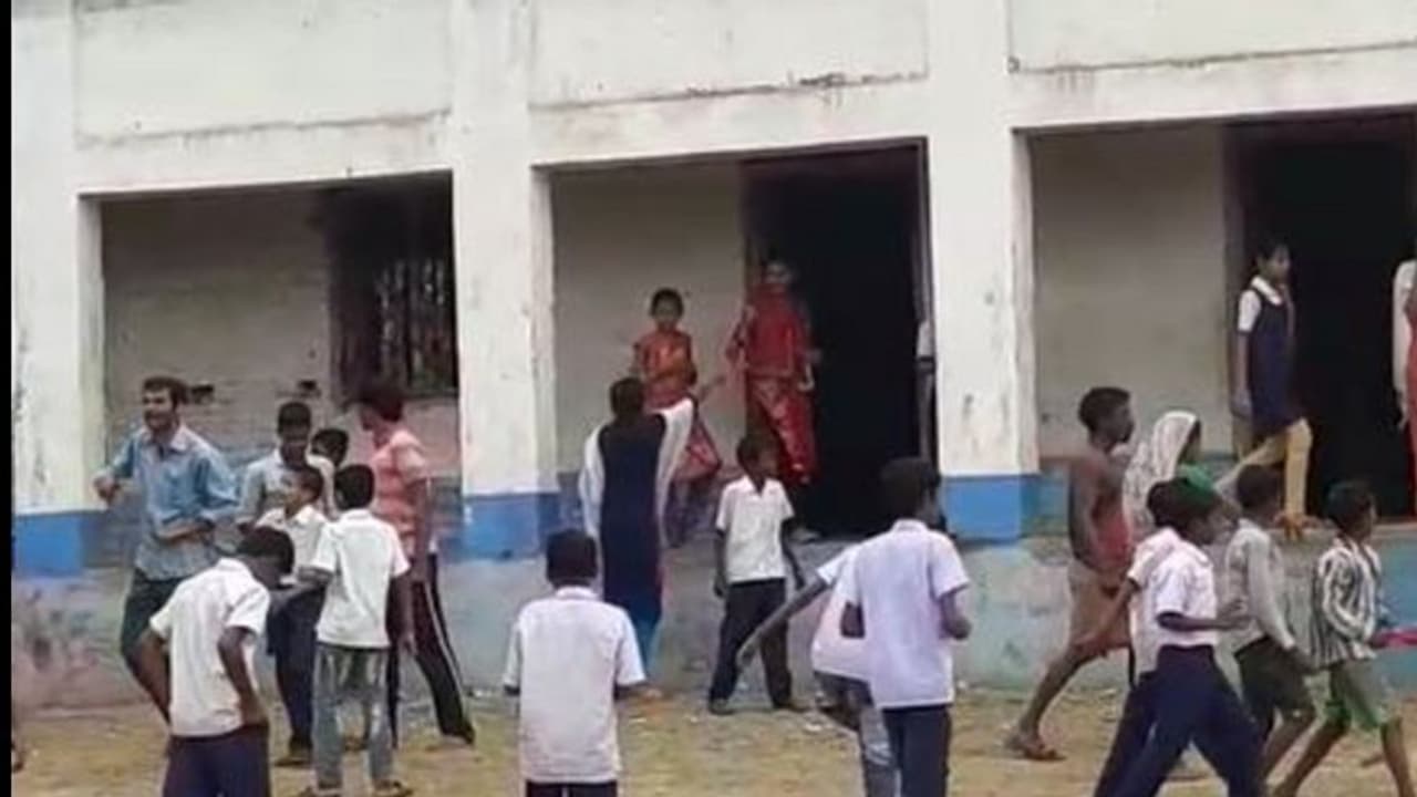 ক্লাসরুমে ঢুকে ছাত্রীদের সঙ্গে 'অশালীন আচরণ', প্রধানশিক্ষককে গাছে বেঁধে রাখল পড়ুয়ারাই ক্লাসরুমে ঢুকে ছাত্রীদের সঙ্গে 'অশালীন আচরণ', প্রধানশিক্ষককে গাছে বেঁধে রাখল পড়ুয়ারাই