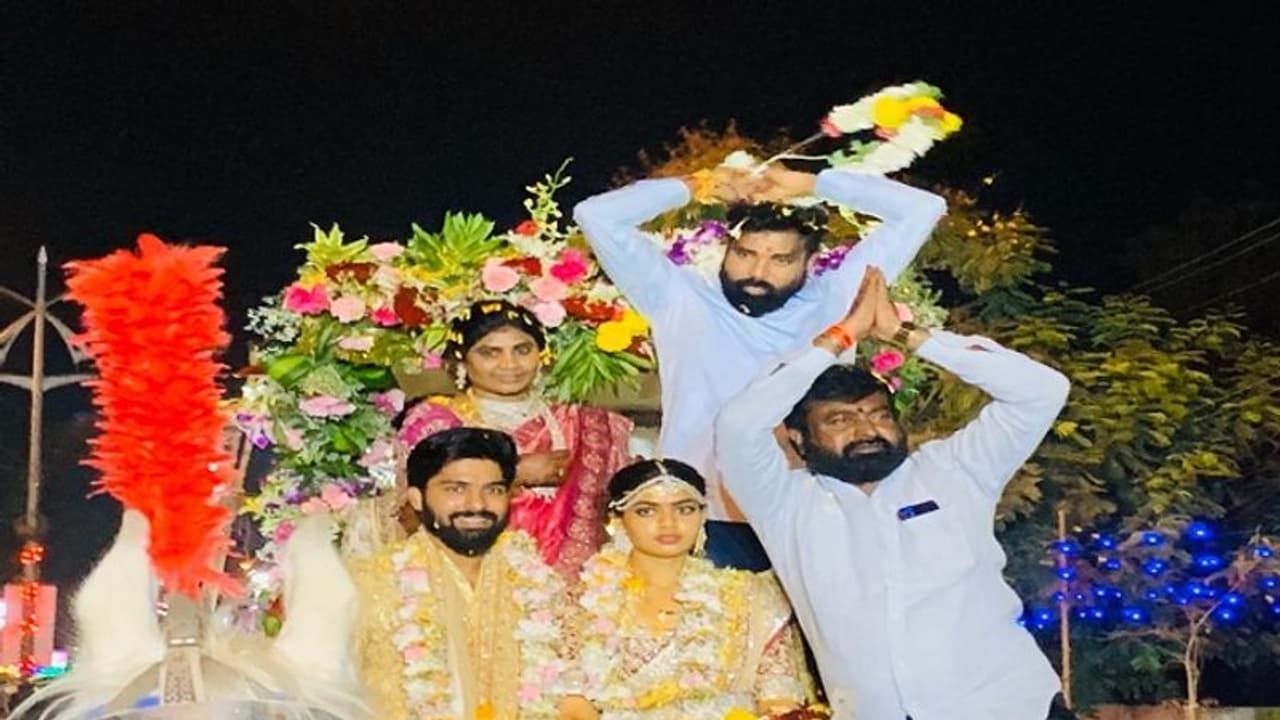 ಬಳ್ಳಾರಿಯಲ್ಲಿ ಅದ್ಧೂರಿಯಾಗಿ ನಡೆದ ಶ್ರೀರಾಮುಲು ಪುತ್ರಿ ವಿವಾಹ ಮೆರವಣಿಗೆ ಬಳ್ಳಾರಿಯಲ್ಲಿ ಅದ್ಧೂರಿಯಾಗಿ ನಡೆದ ಶ್ರೀರಾಮುಲು ಪುತ್ರಿ ವಿವಾಹ ಮೆರವಣಿಗೆ