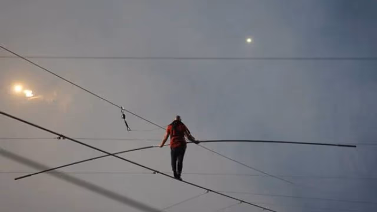 താഴെ പതഞ്ഞുപൊങ്ങുന്ന ലാവ, കൊടും ചൂട്; അഗ്നിപര്വ്വതത്തിന് മുകളിലെ നൂല്പ്പാലത്തിലൂടെ നടന്ന് സാഹസികന് താഴെ പതഞ്ഞുപൊങ്ങുന്ന ലാവ, കൊടും ചൂട്; അഗ്നിപര്വ്വതത്തിന് മുകളിലെ നൂല്പ്പാലത്തിലൂടെ നടന്ന് സാഹസികന്