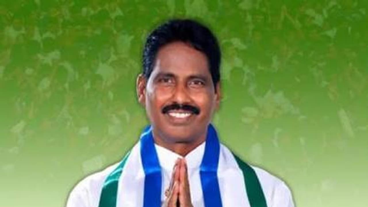 కర్నూల్ వైసీపీలో అధిపత్య పోరు: రాజీనామా యోచనలో వైసీపీ ఎమ్మెల్యే ఆర్ధర్ కర్నూల్ వైసీపీలో అధిపత్య పోరు: రాజీనామా యోచనలో వైసీపీ ఎమ్మెల్యే ఆర్ధర్