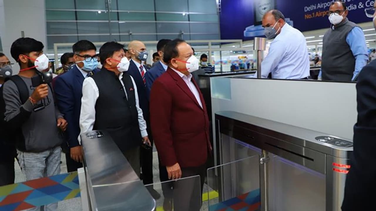 कोरोना का कहर हुआ तेज; अब तक 31 लोग चपेटे में, जायजा लेने आधी रात एयरपोर्ट पहुंचे स्वास्थ्य मंत्री कोरोना का कहर हुआ तेज; अब तक 31 लोग चपेटे में, जायजा लेने आधी रात एयरपोर्ट पहुंचे स्वास्थ्य मंत्री