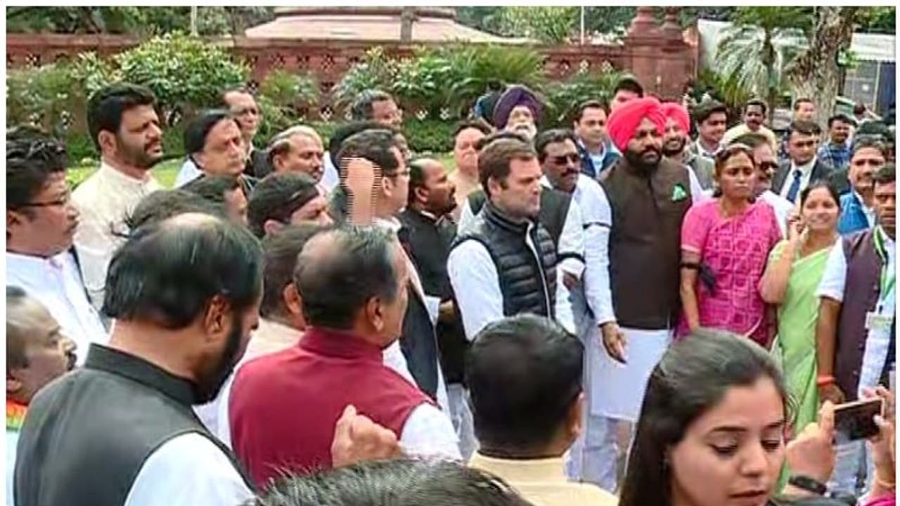 രാഹുലെത്തി: എംപിമാരുടെ സസ്പെൻഷനിൽ പാർലമെന്റിൽ പ്രതിഷേധം രാഹുലെത്തി: എംപിമാരുടെ സസ്പെൻഷനിൽ പാർലമെന്റിൽ പ്രതിഷേധം