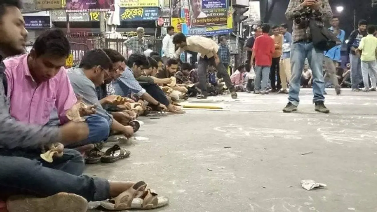 হিন্দু হস্টেল ইস্যু নিয়ে প্রেসিডেন্সির পড়ুয়াদের টানা বিক্ষোভ, অবরুদ্ধ কলেজ স্ট্রিট হিন্দু হস্টেল ইস্যু নিয়ে প্রেসিডেন্সির পড়ুয়াদের টানা বিক্ষোভ, অবরুদ্ধ কলেজ স্ট্রিট