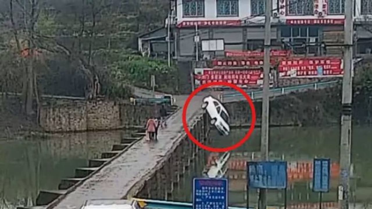 കാറോടിക്കുന്നതിനിടെ ഫോണ്‍ നോട്ടം; ലൈസന്‍സ് കിട്ടി 10 മിനുട്ടിനുള്ളില്‍ കാര്‍ തോട്ടിലേക്ക് മറിച്ചിട്ട് ഡ്രൈവര്‍