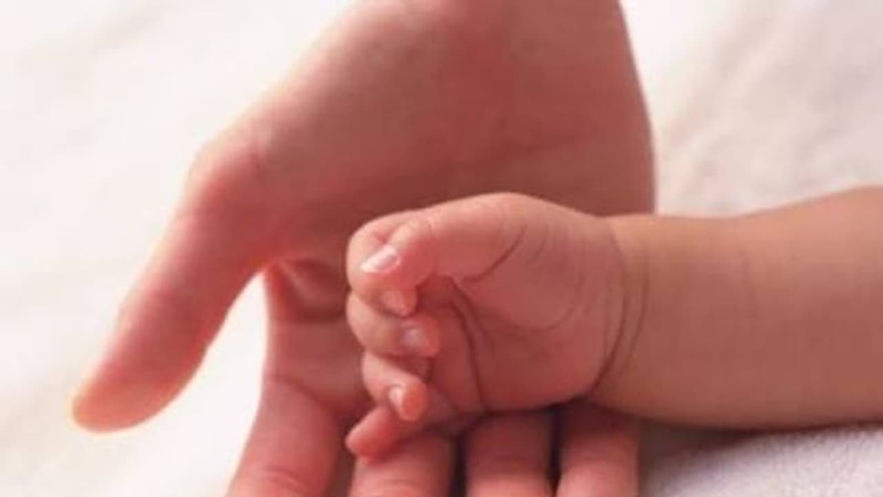 ஒருமாத பெண் குழந்தைக்கு எருக்கம்பால் கொடுத்த கொலைகாரி..!! தமிழகத்தை தலைகுனிய வைத்த தம்பதி...!!