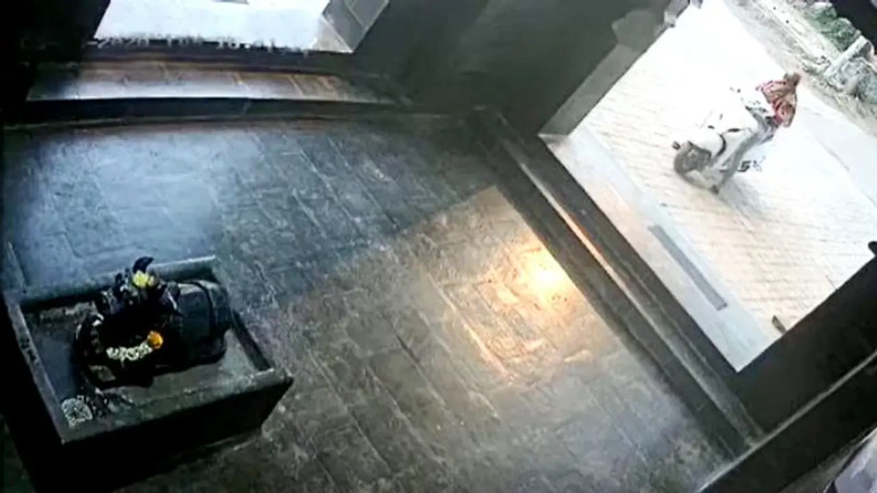 'ভোলানাথের রোষ' নাকি দুর্ঘটনা, 'সময় বাঁচানো' প্রণামের পরই যা হাল হল তরুণীর, দেখুন 'ভোলানাথের রোষ' নাকি দুর্ঘটনা, 'সময় বাঁচানো' প্রণামের পরই যা হাল হল তরুণীর, দেখুন