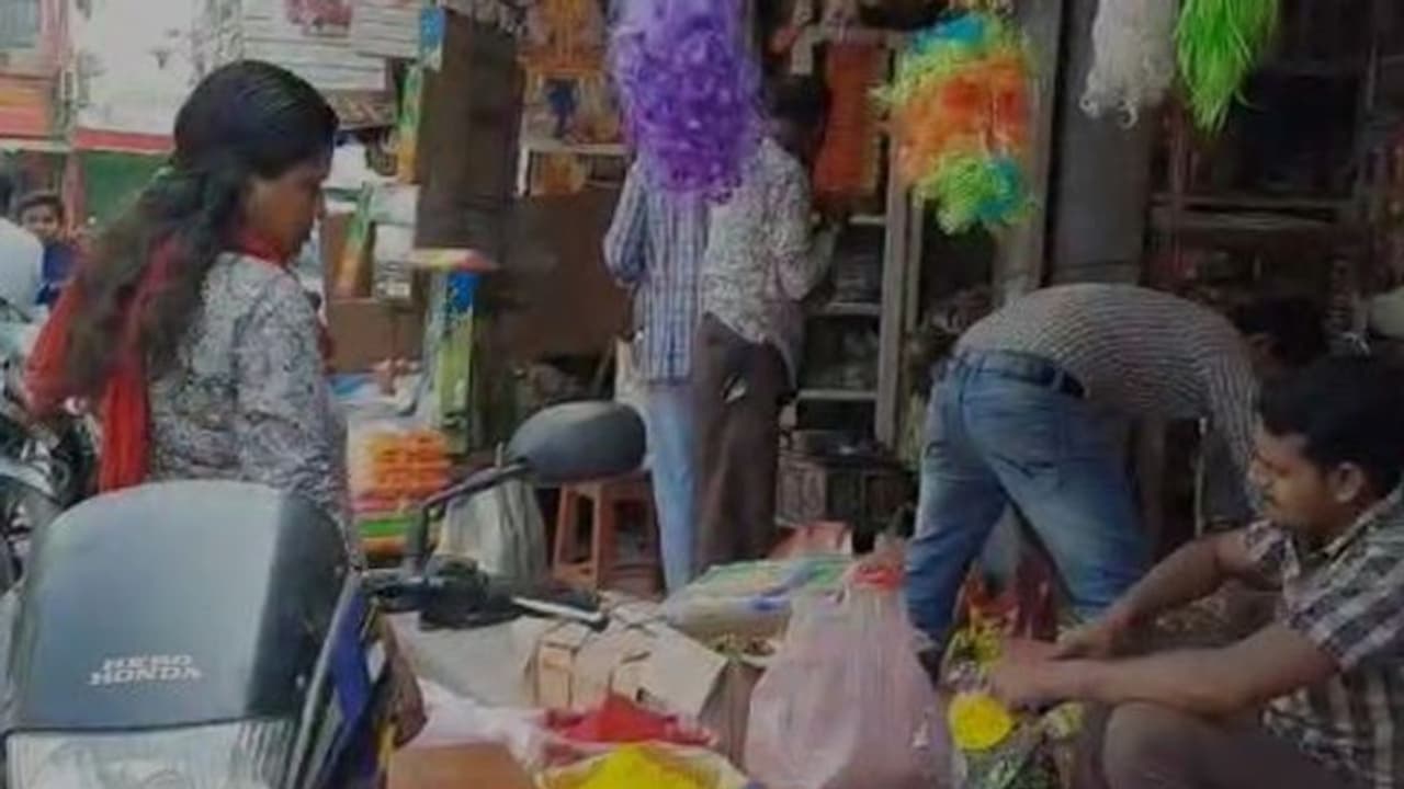 আতঙ্কের নাম করোনা ভাইরাস, দোলে চিনা সামগ্রী বয়কটের সিদ্ধান্ত ব্যবসায়ীদের আতঙ্কের নাম করোনা ভাইরাস, দোলে চিনা সামগ্রী বয়কটের সিদ্ধান্ত ব্যবসায়ীদের