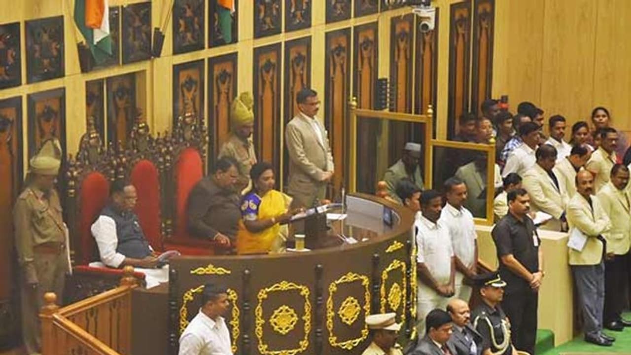 தெலுங்கானா பேரவையில் ஒலித்த தமிழ்..! திருக்குறளை மேற்காட்டிய ஆளுநர் தமிழிசை..! தெலுங்கானா பேரவையில் ஒலித்த தமிழ்..! திருக்குறளை மேற்காட்டிய ஆளுநர் தமிழிசை..!