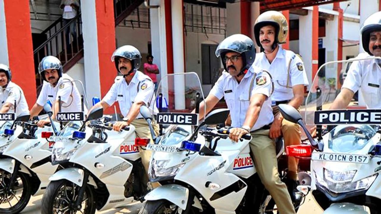 കേരളാ പൊലീസ് ഇനി പറന്നെത്തും, കിടിലന് ബൈക്കുകള് സമ്മാനിച്ച് ഒരു വണ്ടിക്കമ്പനി! കേരളാ പൊലീസ് ഇനി പറന്നെത്തും, കിടിലന് ബൈക്കുകള് സമ്മാനിച്ച് ഒരു വണ്ടിക്കമ്പനി!