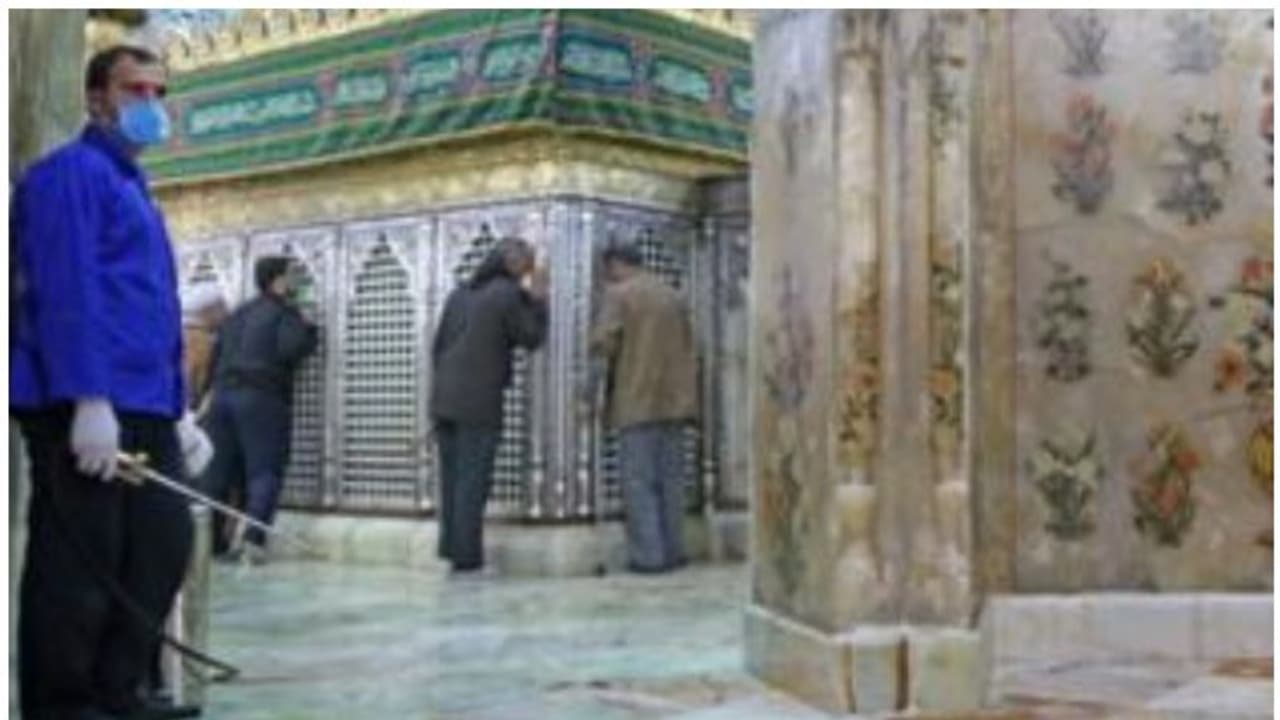 കൊറോണ ഭീതിയ്ക്കിടയിലും ഇറാനില് ആത്മീയ കേന്ദ്രങ്ങളിലെ 'ചുംബനവും നക്കലും' തുടര്ന്ന് വിശ്വാസികള് വീഡിയോ കൊറോണ ഭീതിയ്ക്കിടയിലും ഇറാനില് ആത്മീയ കേന്ദ്രങ്ങളിലെ 'ചുംബനവും നക്കലും' തുടര്ന്ന് വിശ്വാസികള് വീഡിയോ