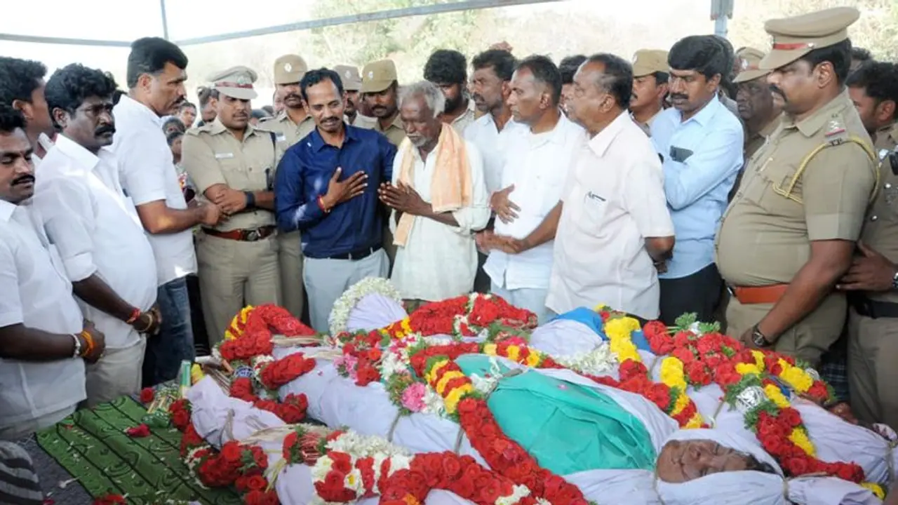 கோர விபத்தில் தமிழர்கள் பலி..! உடல்களை பார்த்து கதறி அழுத கலெக்டர்..!