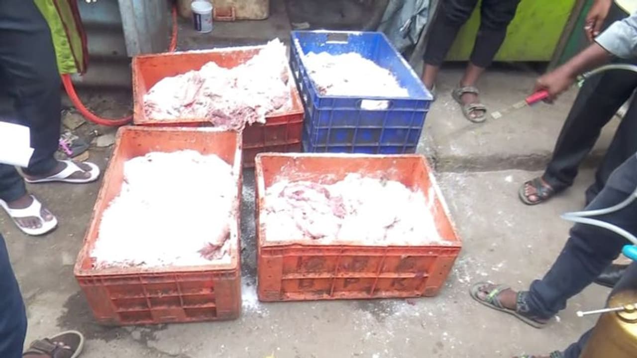 கெட்டுப்போன இறைச்சி அழுகிய நிலையில் பறிமுதல்..! ஆஹா ஒஹோன்னு சாப்பிடும் போது நினைவில் கொள்க..!