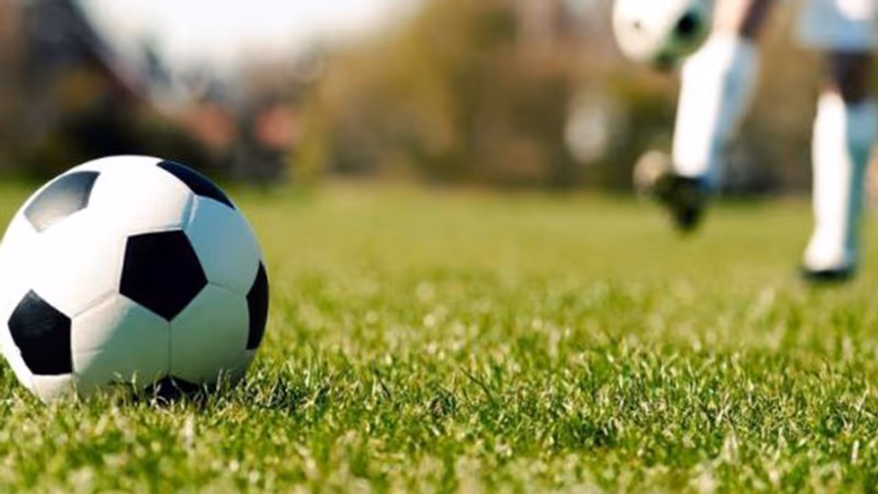 ఇదో విచిత్రం.. పోలీసు జీపుకి తగిలిందని ఫుట్ బాల్ అరెస్ట్..! ఇదో విచిత్రం.. పోలీసు జీపుకి తగిలిందని ఫుట్ బాల్ అరెస్ట్..!