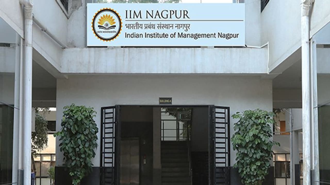 पिछले साल की तुलना में इस बार डबल पैकेज पर सलेक्ट हुआ IIM नागपूर का एक छात्र, सैलरी जान कर हो जाएंगे हैरान पिछले साल की तुलना में इस बार डबल पैकेज पर सलेक्ट हुआ IIM नागपूर का एक छात्र, सैलरी जान कर हो जाएंगे हैरान