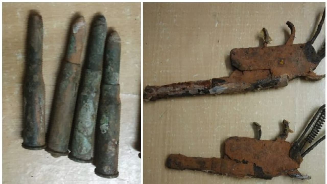 കാസര്‍കോട് റോഡരികില്‍ രണ്ട് കൈത്തോക്കുകളും തിരകളും; ദുരൂഹത, പൊലീസ് അന്വേഷണം തുടങ്ങി