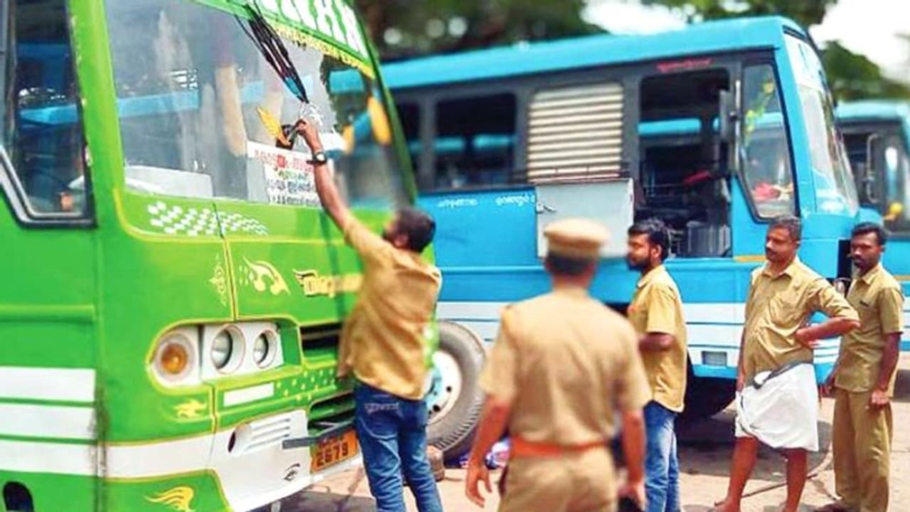 ബസിന്റെ ചില്ലുകളിലെ സ്റ്റിക്കറുകള് കീറിയെടുപ്പിച്ച് മോട്ടോര്വാഹന വകുപ്പ് ബസിന്റെ ചില്ലുകളിലെ സ്റ്റിക്കറുകള് കീറിയെടുപ്പിച്ച് മോട്ടോര്വാഹന വകുപ്പ്